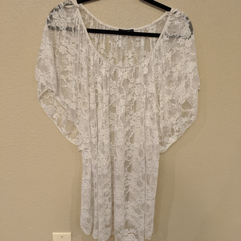 Flowey white lace blouse